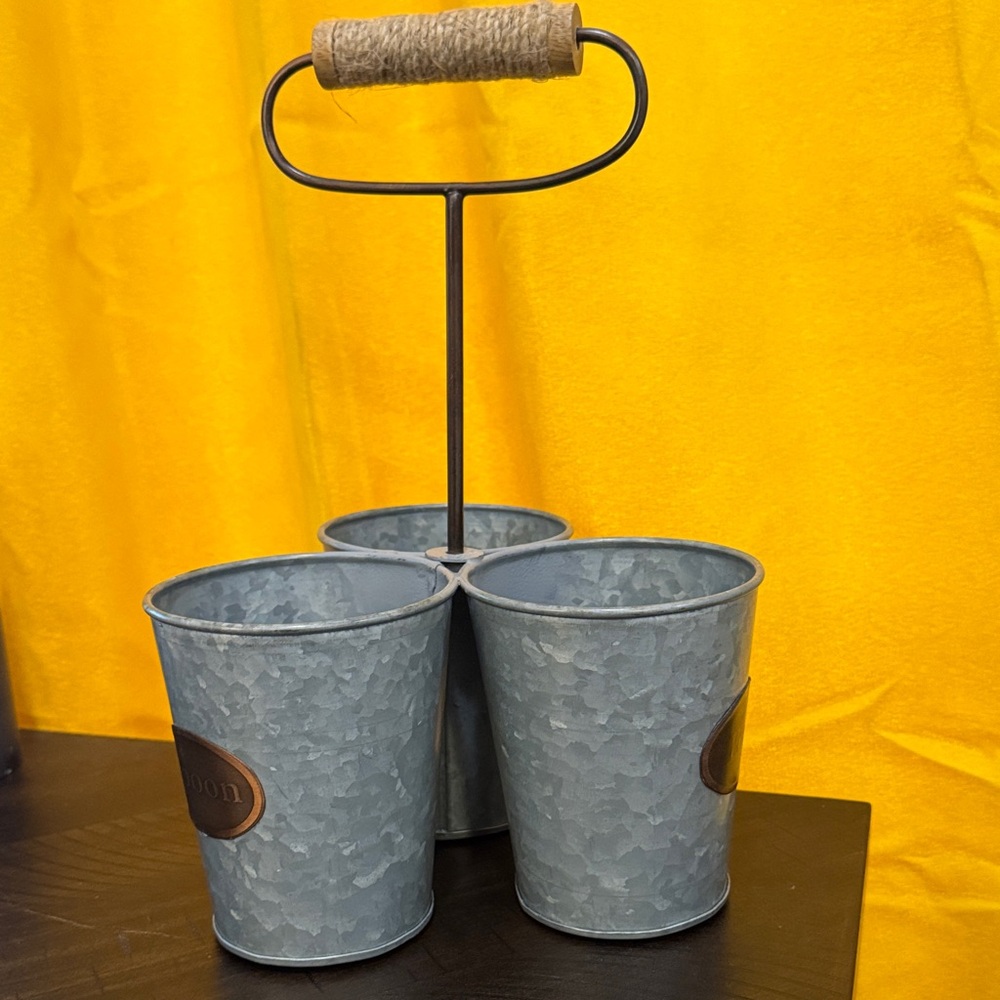 Farmhouse utensil holder